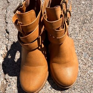 Only worn a couple of times. Had foot surgery and sadly I can’t wear them.